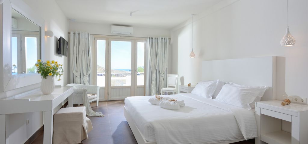 The airy and bright ambiance of the Double Room at Jenny`s Summer Houses Mykonos.